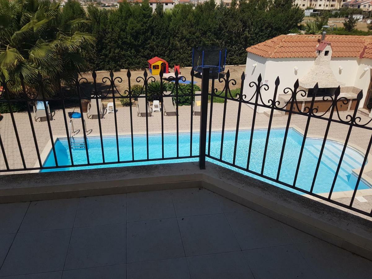 Larnaca Mansion Ideal For 3 Families Or More Екстер'єр фото