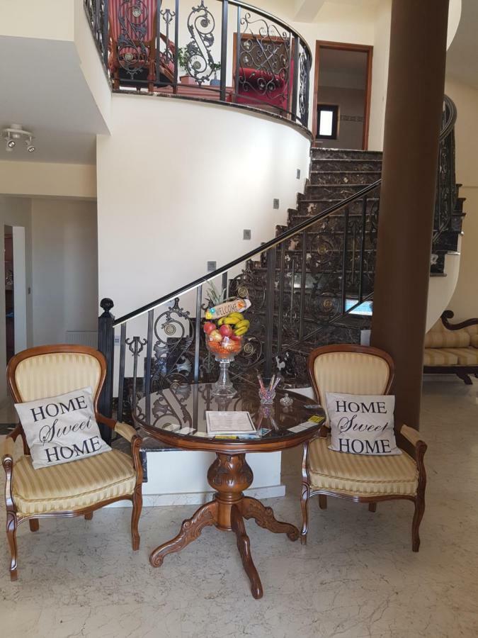 Larnaca Mansion Ideal For 3 Families Or More Екстер'єр фото