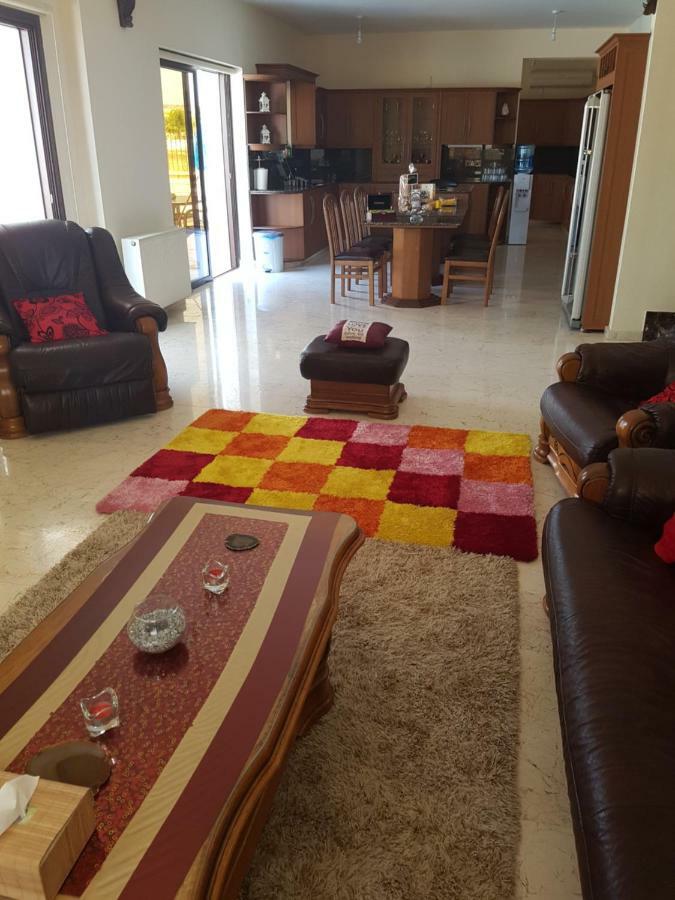 Larnaca Mansion Ideal For 3 Families Or More Екстер'єр фото