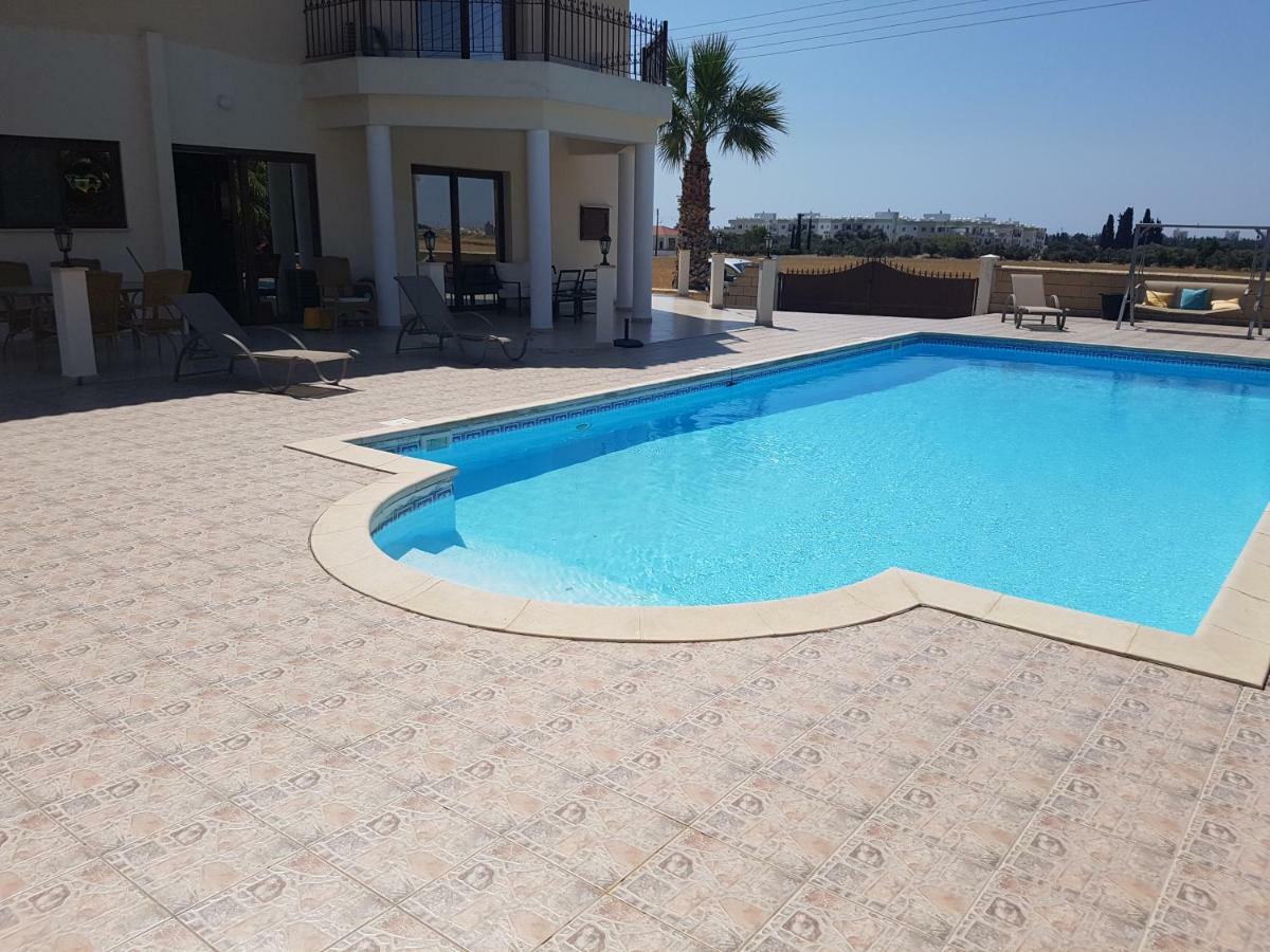 Larnaca Mansion Ideal For 3 Families Or More Екстер'єр фото