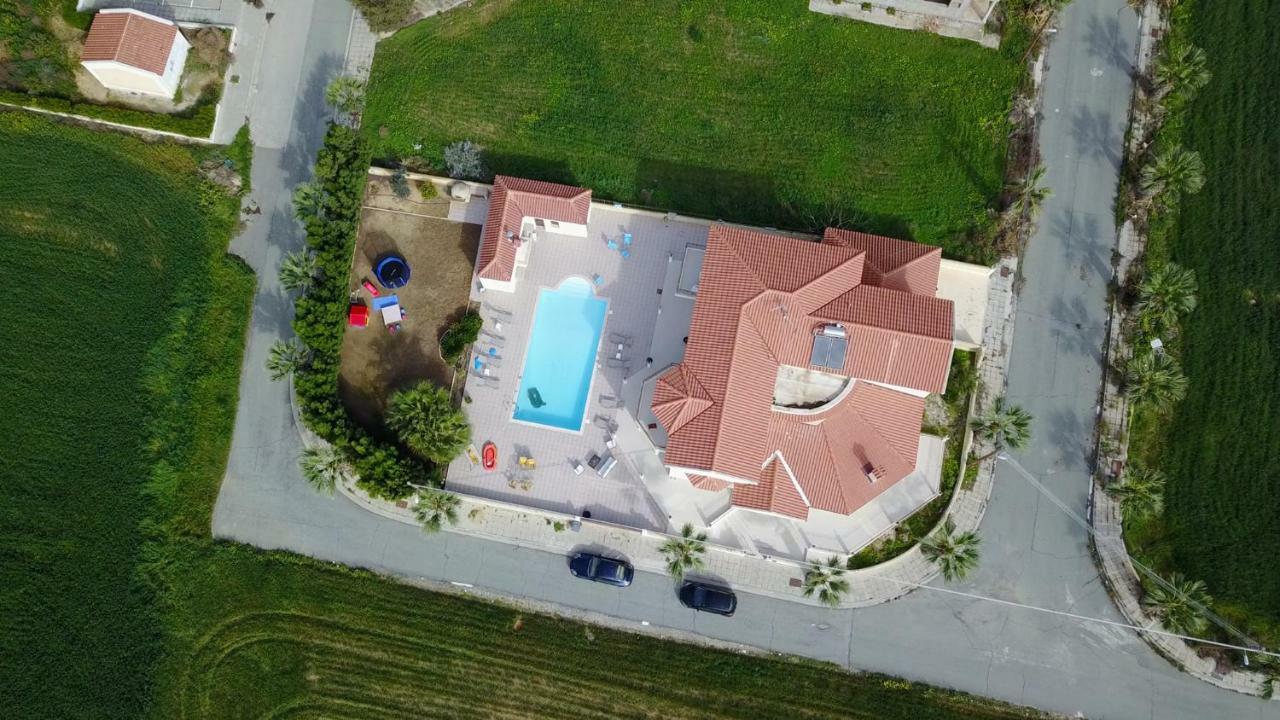 Larnaca Mansion Ideal For 3 Families Or More Екстер'єр фото