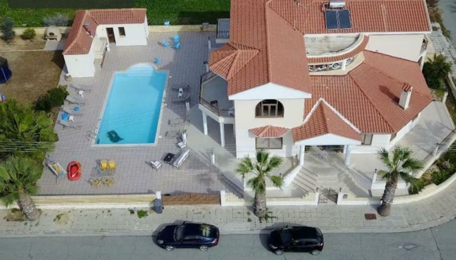 Larnaca Mansion Ideal For 3 Families Or More Екстер'єр фото